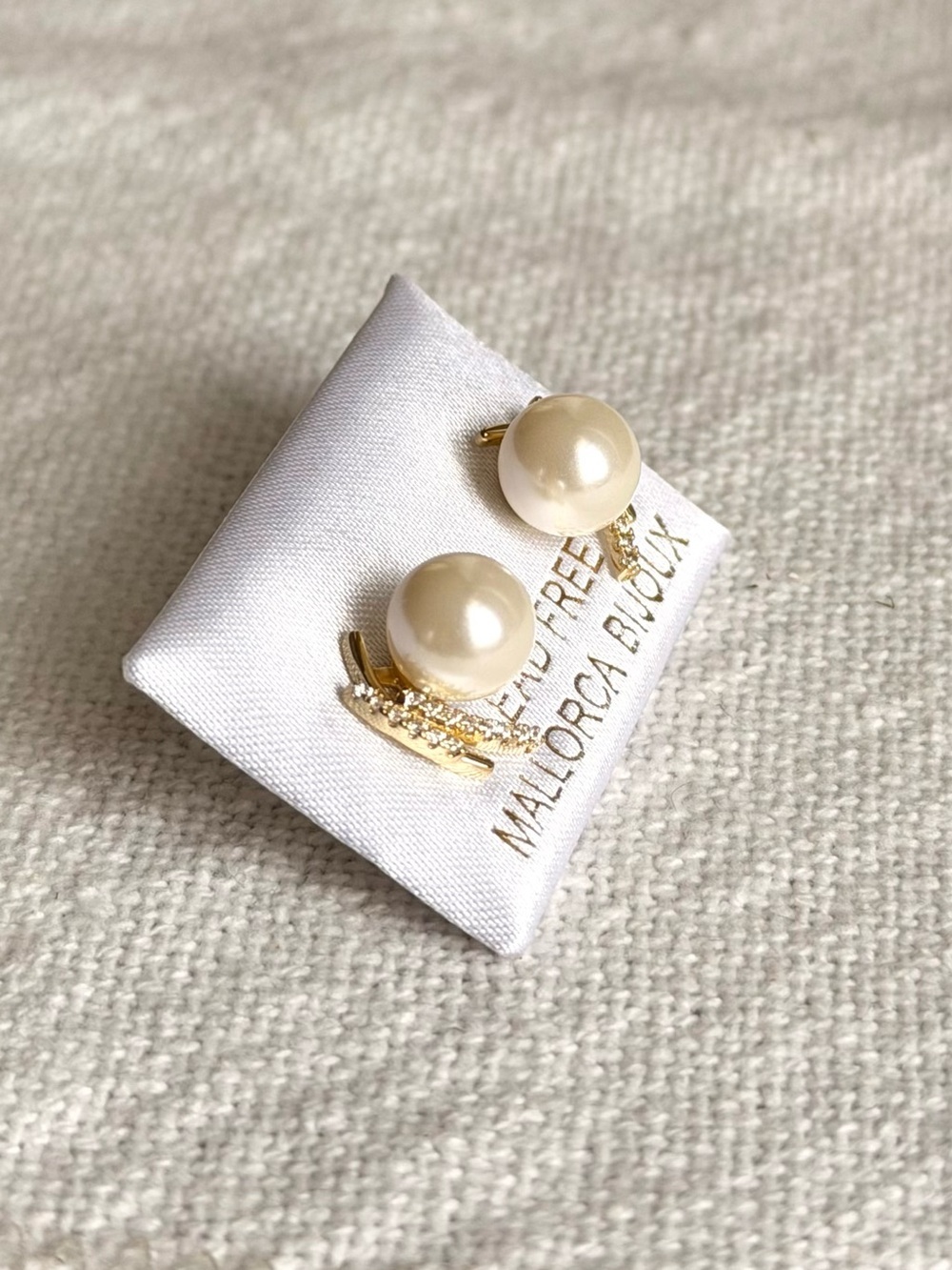 NEW! Pearl and Crystal Stud Earrings in Cream and Gold - Picture 2 of 7